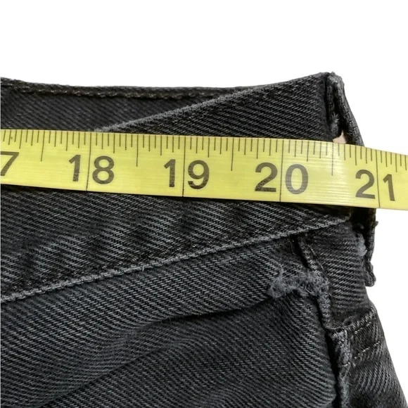 Vintage Levi’s 550 relaxed fit black cotton high waist unisex jeans